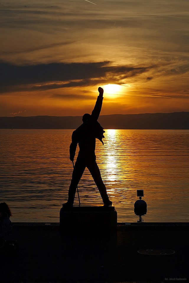 Статуя Фредді Мерк'юрі на березі Женевського озера в Монтре. Скульптор Ірена Седлецька (1996)