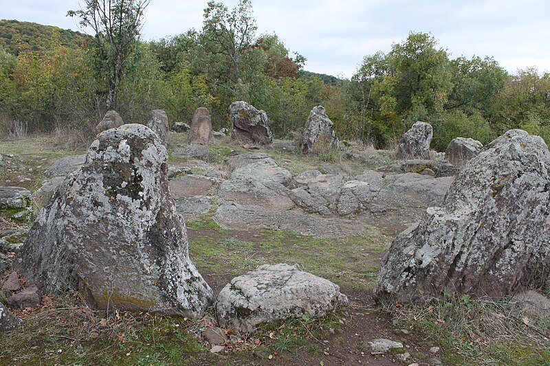 File:Cromlech near Dolni glavanak 131.JPG