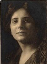 Dührkoop Portrait of Olga Máté 1910.jpg
