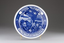 Декоративная тарелка фабрики Рёрстранд в память о Крестьянском (фермерском) маршеruen 1914 года. Надпись внизу «На защиту отечества»