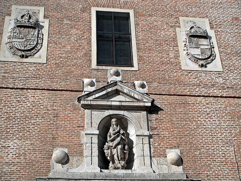 File:Detalles de la fachada de la iglesia del Convento de las Descalzas Reales (Valladolid).jpg