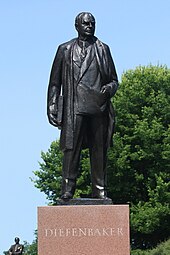 Estátua de bronze de Diefenbaker com a Declaração de Direitos debaixo do braço