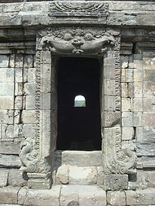 Dasar ambang pintu di Candi Semar, Kompleks Candi Dieng, abad 7 M