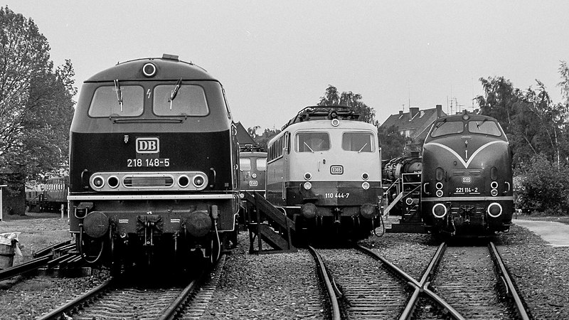 File:Diesellok 218 148-5, Elektrolok 110 444-7 und Diesellok 221 114-2 Deutsche Bundesbahn im Bahnhof Emmerich-0495.jpg