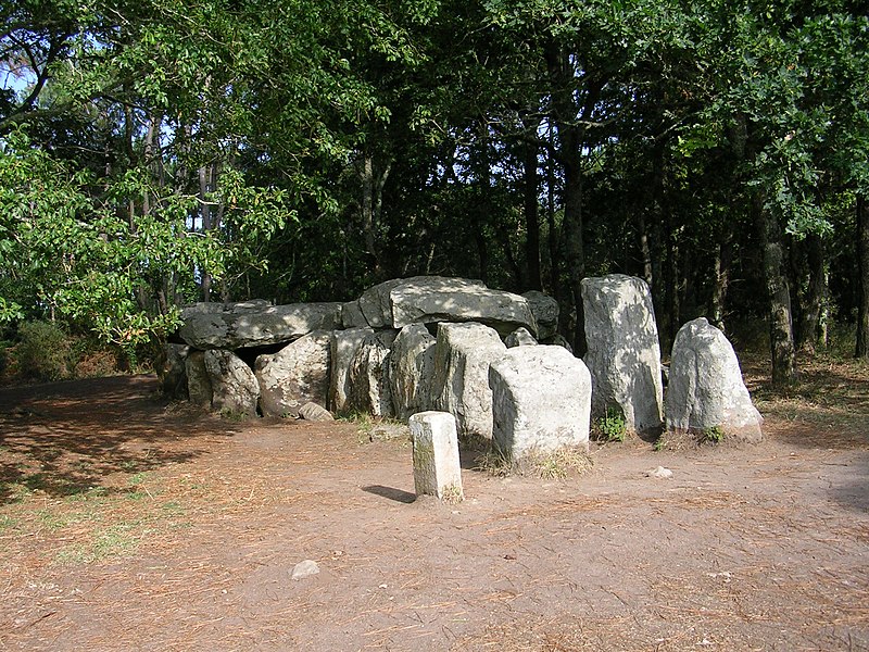 File:Dolmen de Mané-Bogad 2005 03.jpg