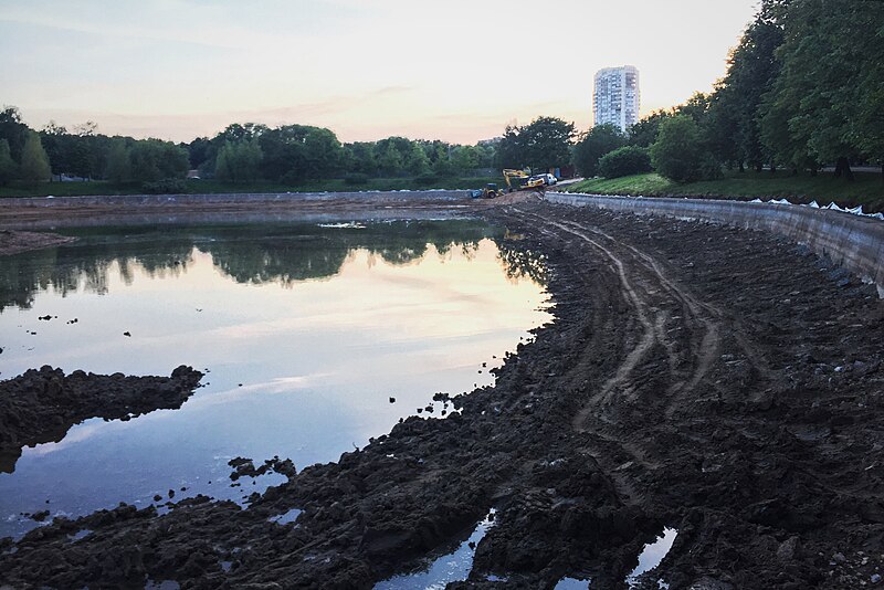 File:Drained pond in Friendship Park, Moscow (31406434046).jpg