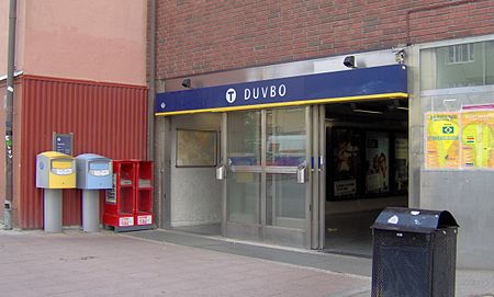 Duvbo tunnelbanestation, ingång