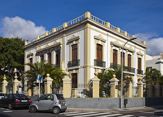 Edificio en la calle General Antequera