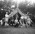 Een groep jongens met leider voor een tent, Bestanddeelnr 904-0930.jpg