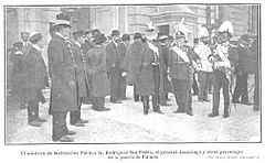 El ministro de Instrucción Pública Sr Rodríguez San Pedro, el general Azcárraga y otros personajes en la puerta de Palacio, de Campúa, Nuevo Mundo, 16-05-1907.jpg