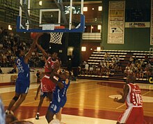 Jogo amistoso de pré-temporada no Maison des Sports, entre Élan Chalon e JDA Dijon em agosto de 1997