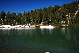 Emerald Lake Lassen Peak.jpg