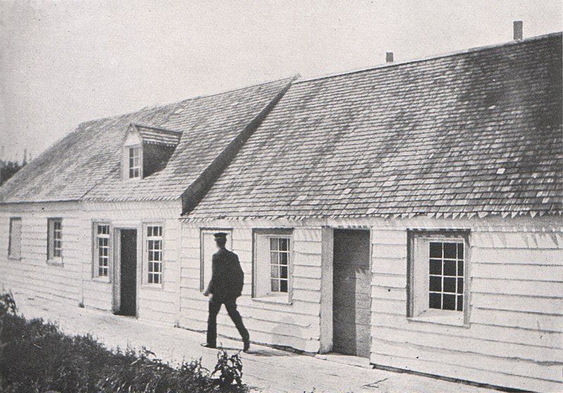File:Emil Brass, Im Reiche der Pelze, Seite 299, Leutehaus des Hudson's Bay Postens in Rigolet, Labrador.jpg