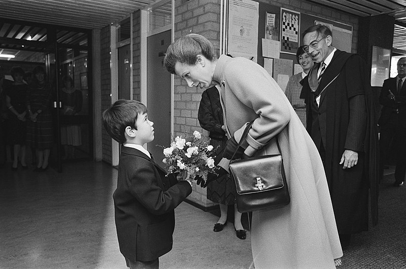 File:Engelse Prinses Anne bezoekt Britse school in Voorschot Prinses Anne krijgt bloe, Bestanddeelnr 933-1138.jpg