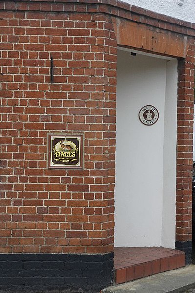 File:Entrance to The Castle - geograph.org.uk - 2681182.jpg