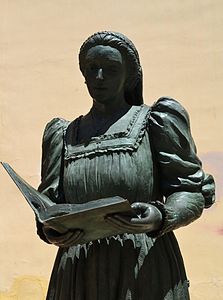 Estàtua de Maria Enríquez (detall) a Gandia.JPG