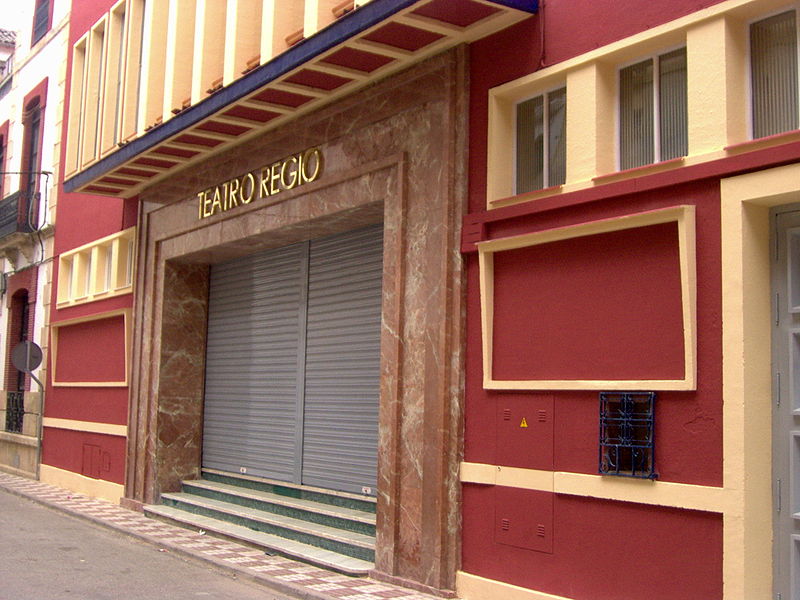 File:Fachada del teatro Cine Regio.JPG