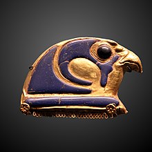 Fermoir de collier en or et en pâte de verre représentant une tête de faucon stylisée