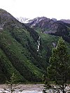 Jatuh di seberang sungai dari Berg Lake Trail - panoramio.jpg