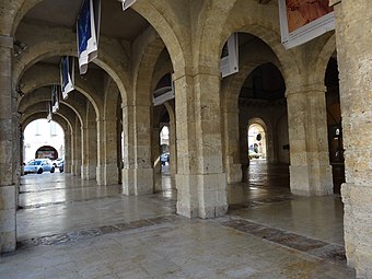 Les piliers et arcades du bâtiment.