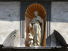 Florinskirche Koblenz, Figur des hl.  Florin über dem Südportal.jpg