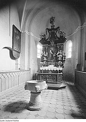 Altar von Elias Keßler, im Vordergrund der Taufstein