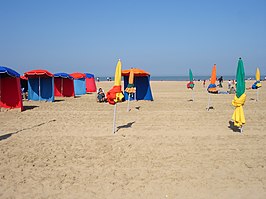 Kleurrijke parasols zijn typerend voor het strand van Deauville