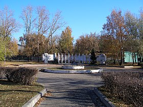 Площадь Свободы. Сквер на месте разрушенного Петропавловского собора. Фото до реконструкции 2010 года