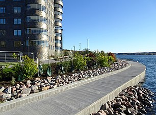 Strandpromenaden österut Fyrtornet Dalénum till vänster.