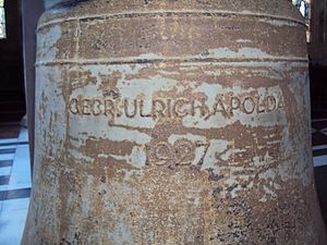 Sino da Fundição de Sinos Apolda, fundido em 1927. Exposto na entrada da igreja na situação real de conservação, após ser desmontado da torre em 2012.