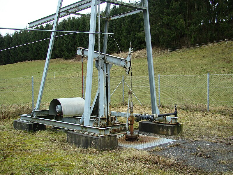 File:Gestaengetiefpumpe fuer Heilwasser bei Bad Hall in Oberoesterreich.jpg