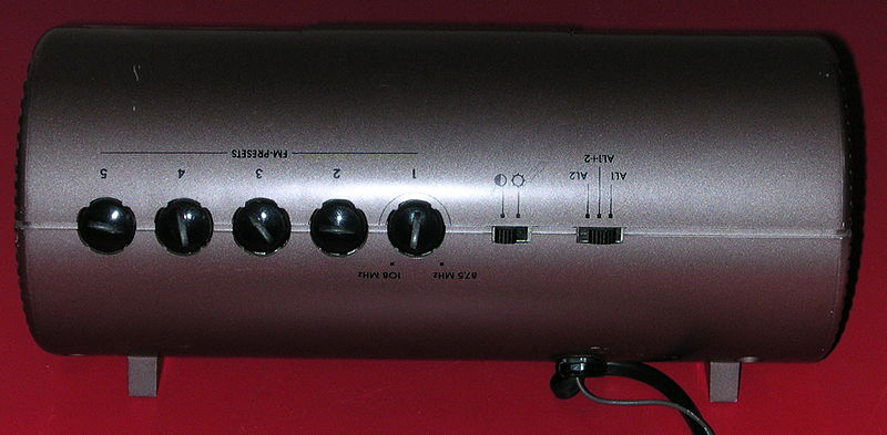 File:Grundig Sonoclock 380 gold h.jpg