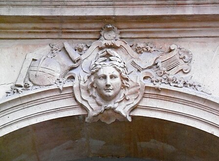 Mascaron dans la cour.