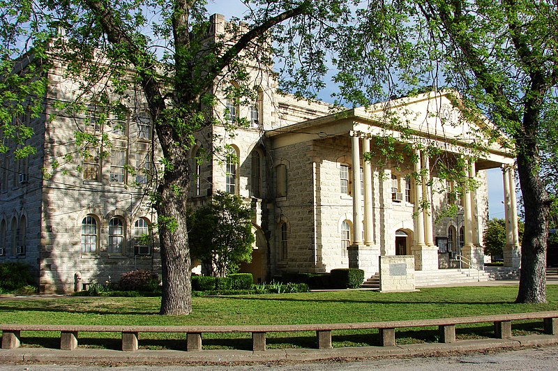 File:Hamilton-TX-CourtHouse2.jpg