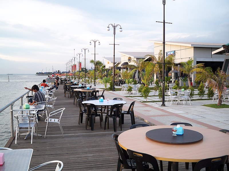 File:Harbour Bay's cafes Area - panoramio.jpg