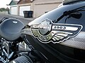 Tanque de combustible de la Harley-Davidson "100 Aniversario" decorado con cloisonné en una moto modelo Dyna Low Rider 2003