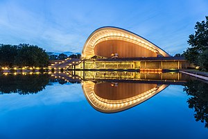 Haus der Kulturen der Welt, Berlin Haus der Kulturen der Welt, Blaue Stunde, Berlin, 160521, ako.jpg