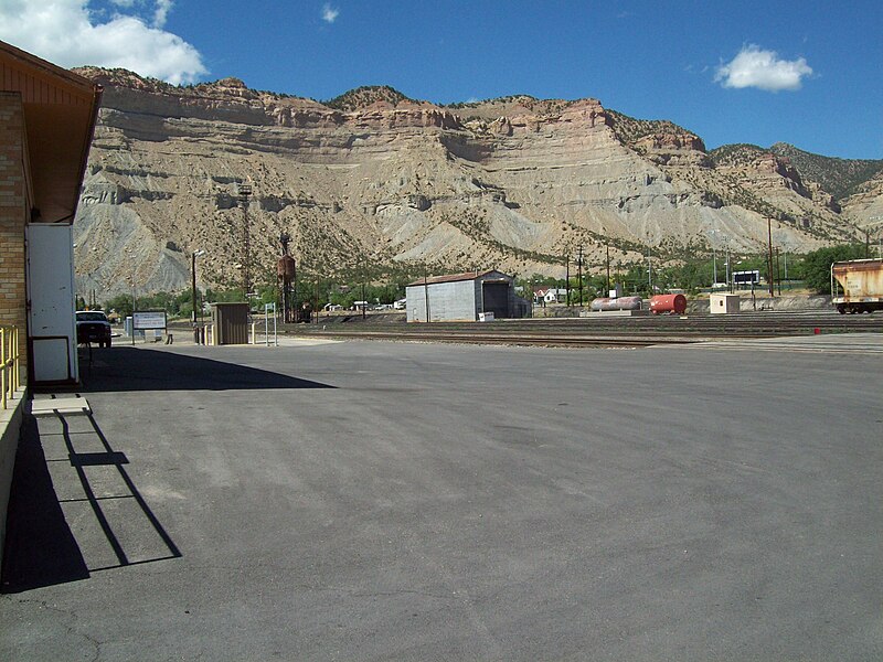 File:Helper Amtrak Station trackside view.JPG