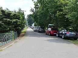 Hermsdorf (bei Ruhland), Kirchweg südostwärts vom Kirch-Parkplatz, Frühsommer 2023, 01