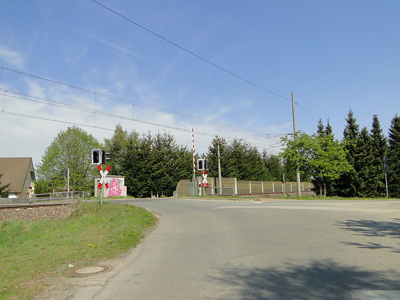 File:Holthusen Bahnübergang Buchholzer Weg 2013-05-06.JPG