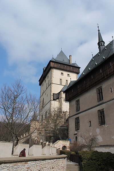 File:Hrad Karlštejn, 2013 (15).jpg