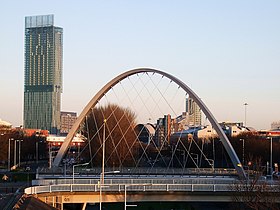 位于休姆（英语：Hulme, Manchester）的休姆拱桥，背景当中能够看到比瑟姆塔