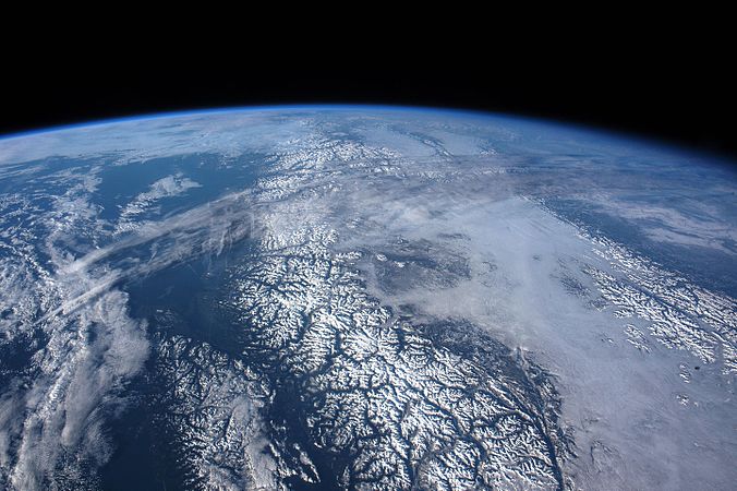 從阿拉斯加灣上空航行到美國西岸途中，國際太空站的太空人照了這張往北向看着白雪覆蓋的加拿大海岸山地、洛磯山脈、溫哥華島全景圖。