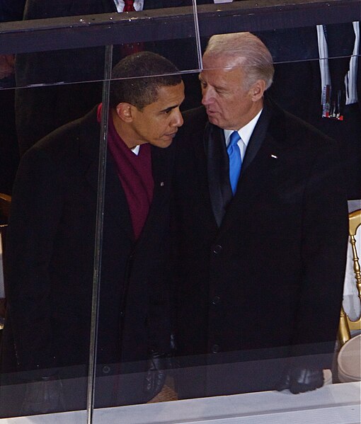 File:I like to think he's telling the president a dirty joke - 3219475354.jpg