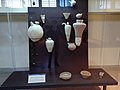 مجموعة من الجرار والأواني الفخارية مختلفة الأشكال والأحجام بعضها لها مصب عثر عليها في مدينة الوركاء (جنوب بلاد الرافدين) يعود زمنها إلى عصر الوركاء (3500-3000 ق.م).