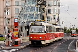 Een tram voor het Dansende Huis in Praag.