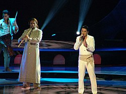 Željko Joksimović ja Ad Hoc Orchestra esittämässä kappalettaan Eurovision laulukilpailussa.