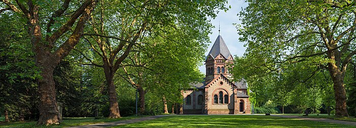 Deutsch: Kapelle auf dem historischen Stadtfriedhof in Göttingen. English: Chapel on the historic city cemetery (Stadtfriedhof) in Göttingen, Germany.