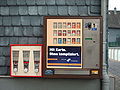 Kaugummiautomat (links) neben einem Zigarettenautomat (rechts)