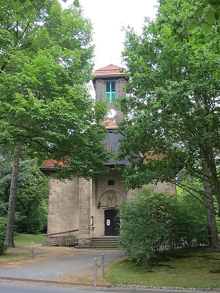 File:Kirche Graupa Blick durch Bäume.jpg